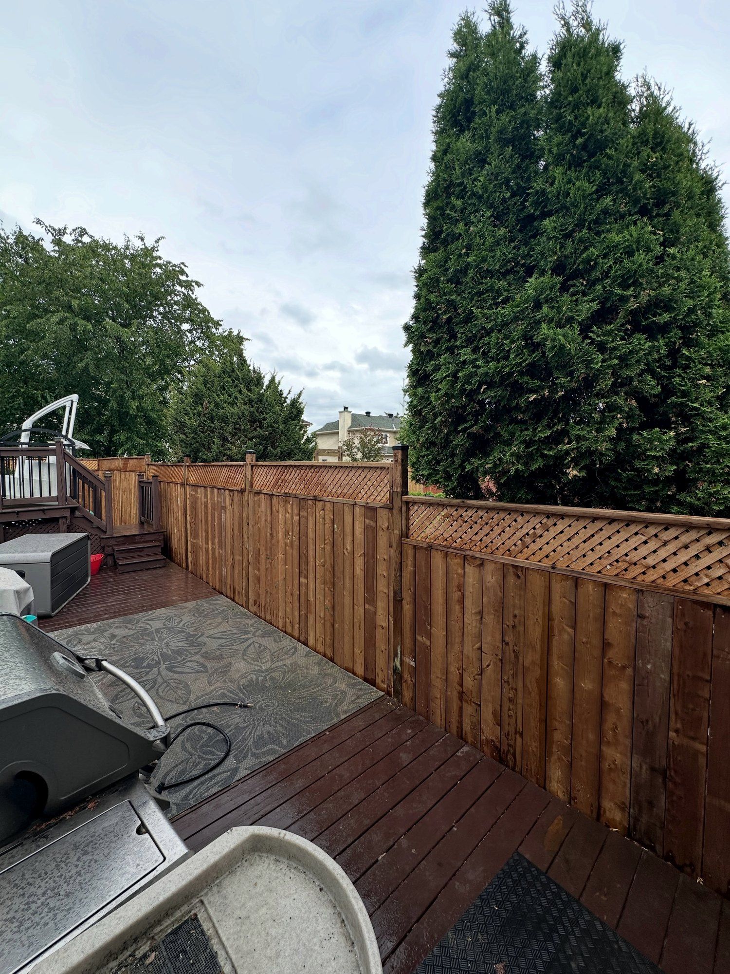 Wood privacy fence with lattice top